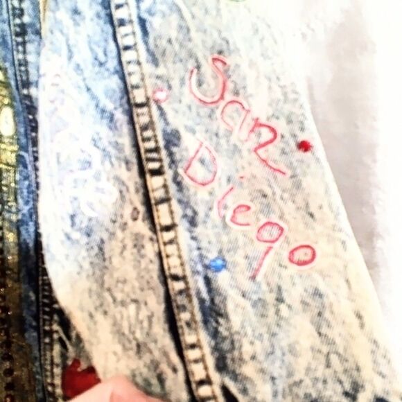 Vintage Jordache Acid Wash Upcycled Travel Theme Rhinestone Jean Jacket Size M - Picture 6 of 10